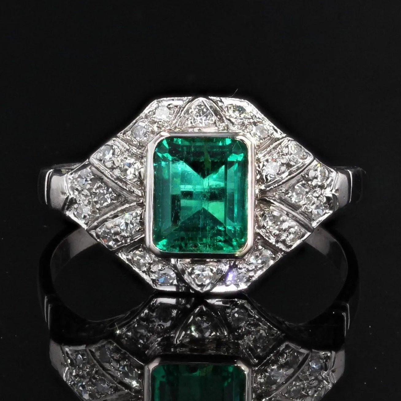 1950s Art Deco Style Emerald Diamonds 18 Karat White Gold Ring