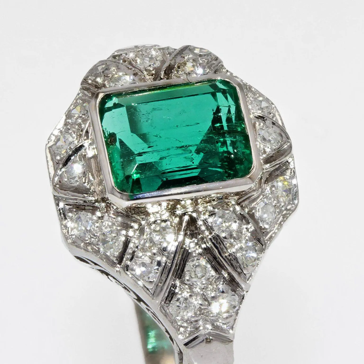 1950s Art Deco Style Emerald Diamonds 18 Karat White Gold Ring