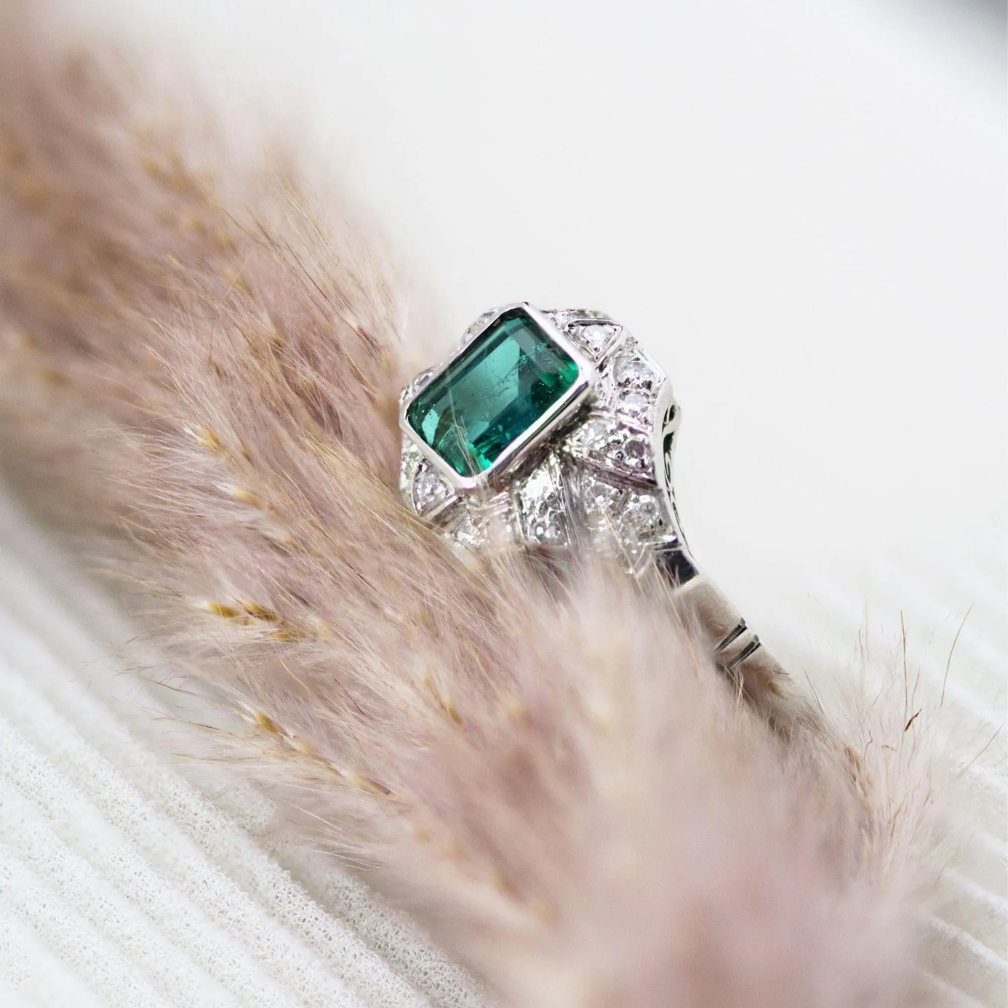 1950s Art Deco Style Emerald Diamonds 18 Karat White Gold Ring