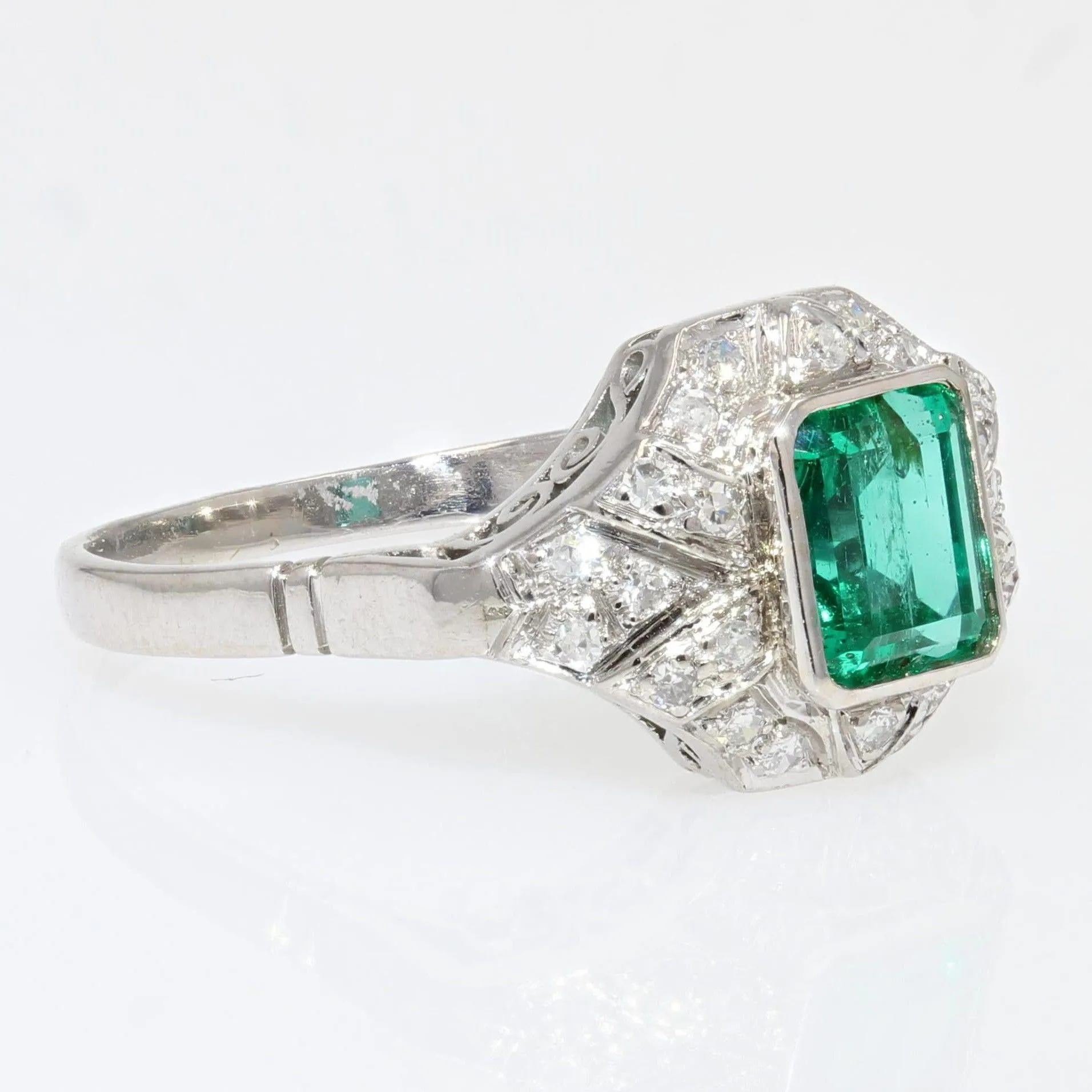 1950s Art Deco Style Emerald Diamonds 18 Karat White Gold Ring