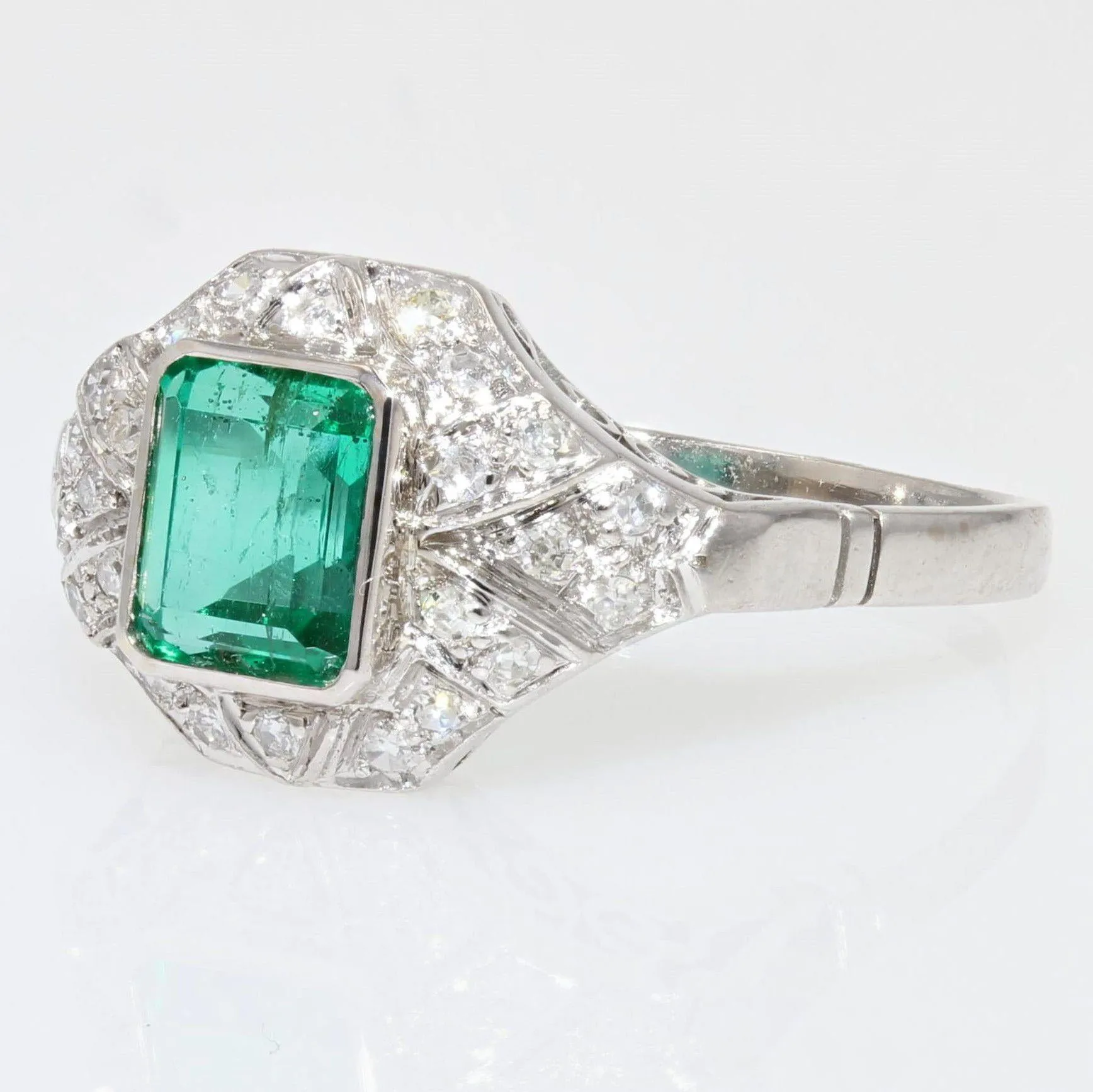 1950s Art Deco Style Emerald Diamonds 18 Karat White Gold Ring