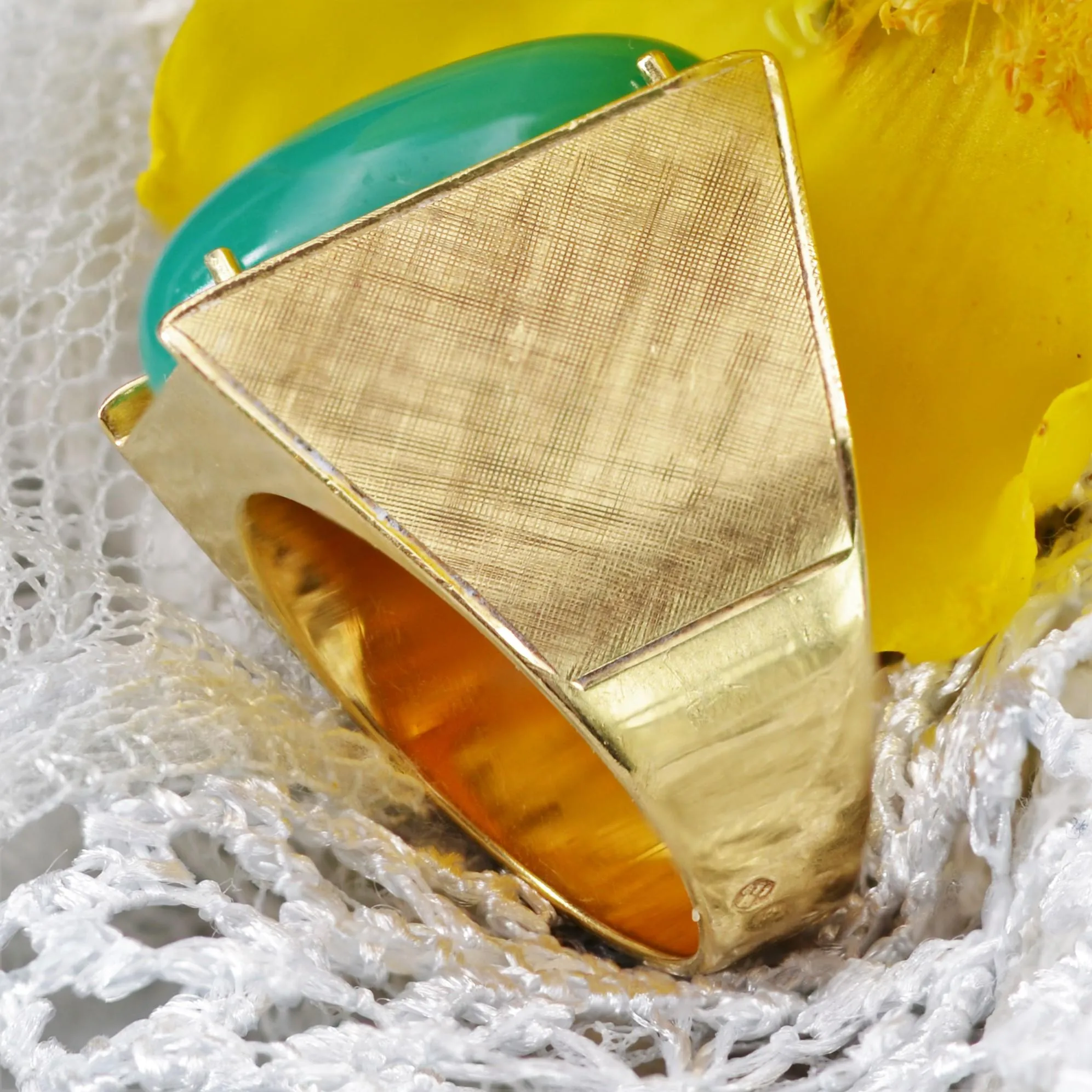 1970s 8.80 Carat Chysoprase 18 Karat Brushed Yellow Gold Signet Ring