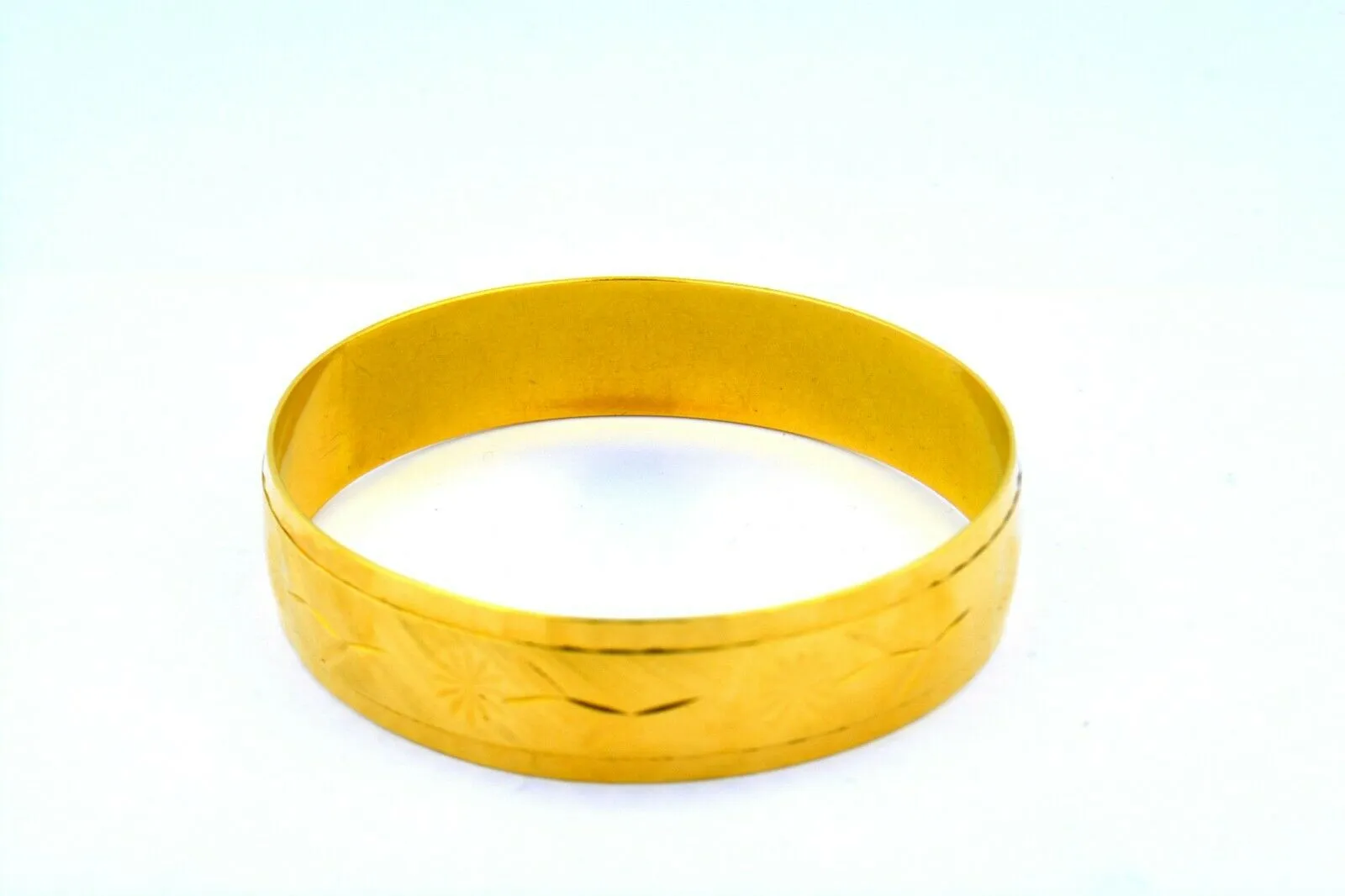 21 Karat Yellow Gold Flower Pattern Bangle Bracelet Solid 31.4g 15mm